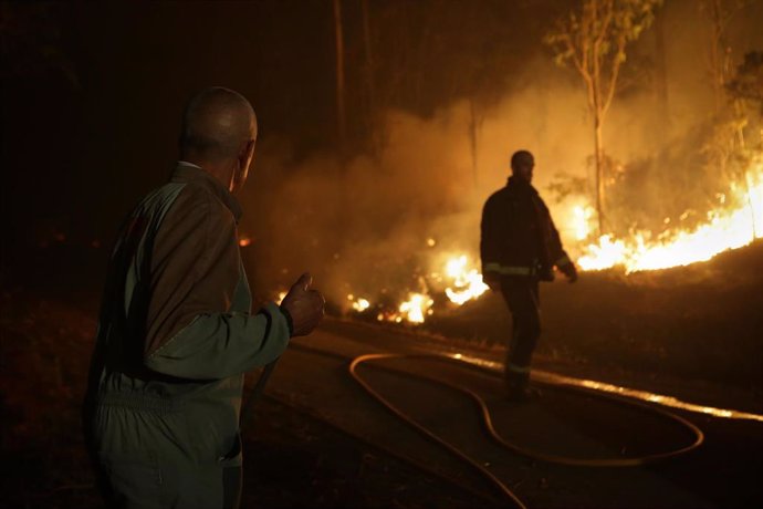 Archivo - Vecinos colaboran en las labores de extinción del incendio de Trabada (Lugo), que arrasó más de 2.300 hectáreas en octubre de 2023.