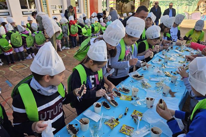 Los escolares preparan crema de cacao con aceite de oliva virgen extra.