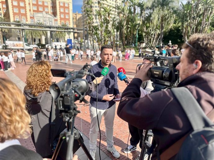 El diputado de Educación y Juventud de la Diputación de Málaga, José Santaolalla, ha participado en la actividad audiovisual con alumnado del CEIP Enrique Ginés de Frigiliana; del San Isidro de Periana;y del López Mayor de Villanueva del Trabuco.