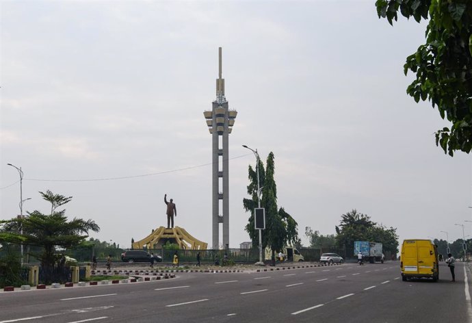 Archivo - Fotografía de archivo de la Torre Limete y la estatua de Patrice Lumumba en la capital de República Democrática del Congo (RDC), Kinshasa