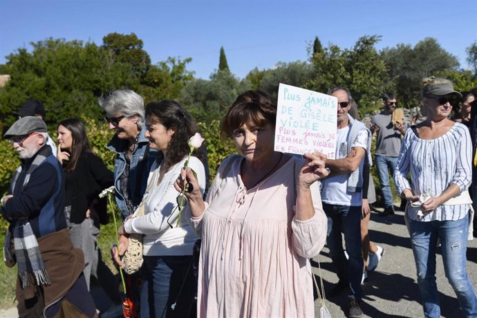 Archivo - Concentración de apoyo a Gisèle Pelicot, víctima de violaciones, en la localidad de Mazan. 