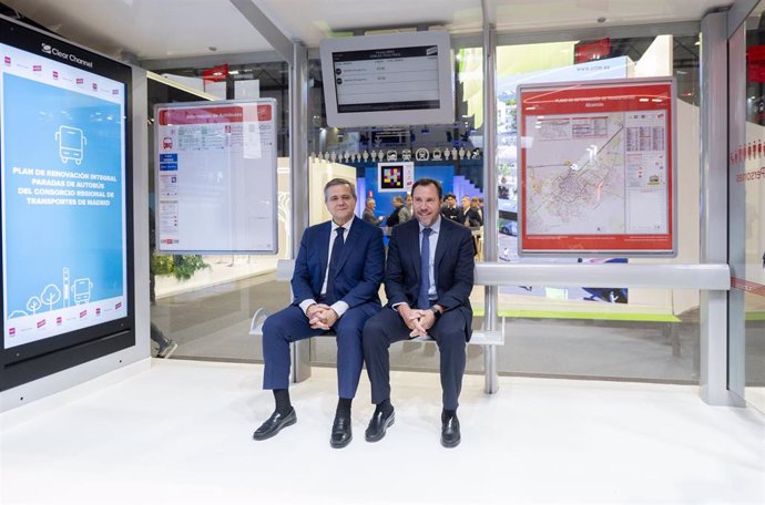 El consejero de Vivienda, Transportes e Infraestructuras, Jorge Rodrigo, junto al ministro de Transportes y Movilidad Sostenible, Óscar Puente, en una de las paradas de transporte público ubicadas en el estand que comparten Metro y CRTM en GMC 2024