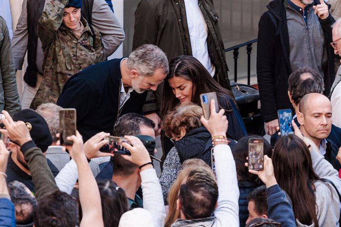 Los Reyes Felipe VI y Letizia, saludan a los vecinos durante la visita a la localidad de Chiva, tres semanas después de la DANA, a 19 de noviembre de 2024, en Chiva, Comunidad Valenciana (España). Los Reyes Felipe VI y Letizia se desplazan a la localidad 