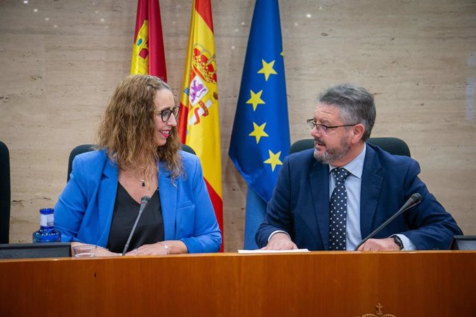 La consejera de Igualdad, Sara Simón y el diputado del PP, Juan Antonio Moreno Moya, en las Cortes.