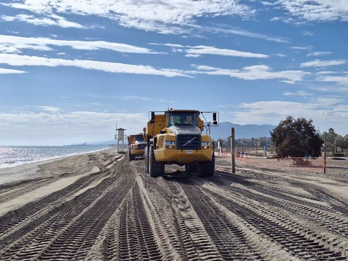 Varios camiones realizan los trabajos de aportación de arena en las playas de Vera (Almería).