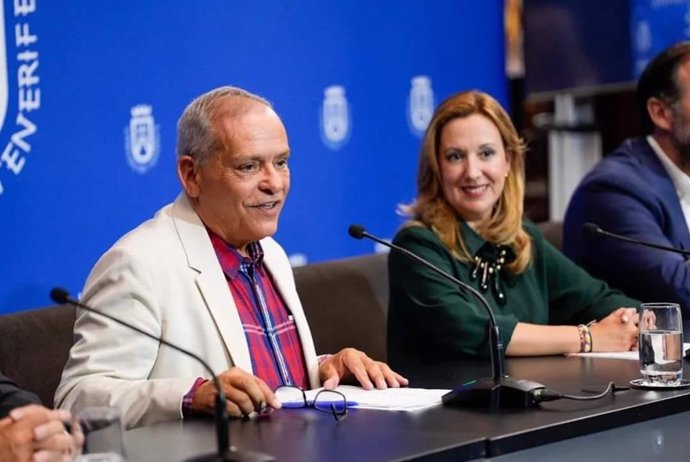 El consejero de Empleo del Cabildo de Tenerife, Efraín Medina, y la presidenta, Rosa Dávila