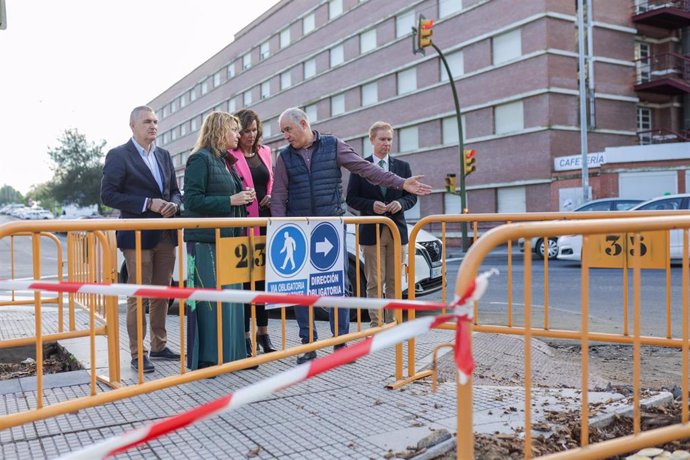 La alcaldesa de Huelva, Pilar Miranda, en su visita a las obras para mejorar la accesibilidad de la plaza Cristo del Perdón de La Orden.