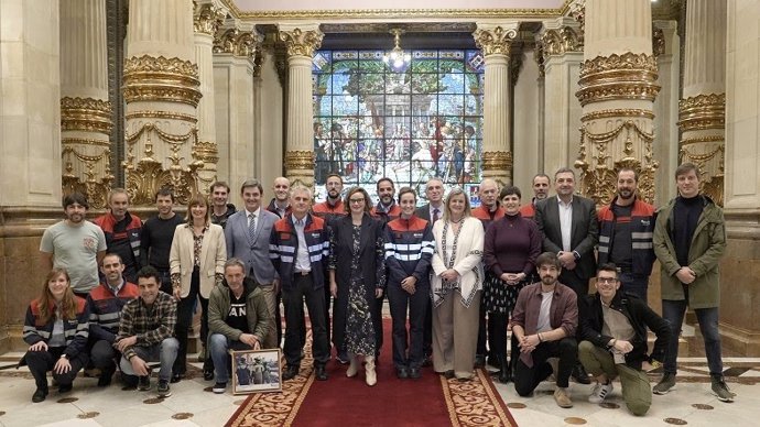 La diputada general de Bizkaia,Elixabete Etxanobe, con los bomberos y bomberas de Bizkaia