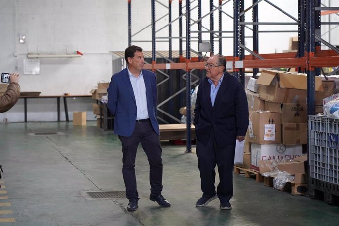 El presidente del Banco de Alimentos de Huelva (BAH), Juan Manuel Díaz Cabrera (derecha), y el presidente del Puerto de Huelva, Alberto Santana.