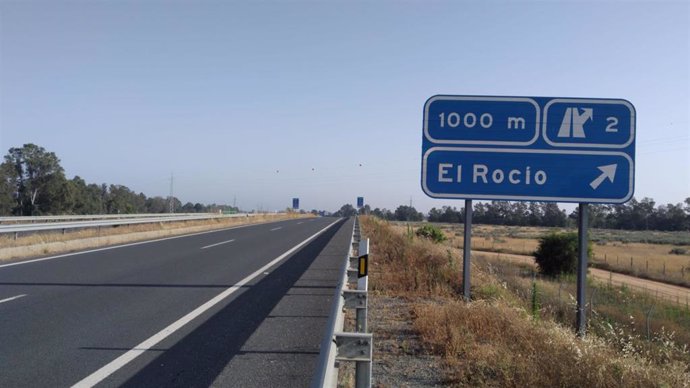 Archivo - Carretera de Almonte a El Rocío (Huelva).