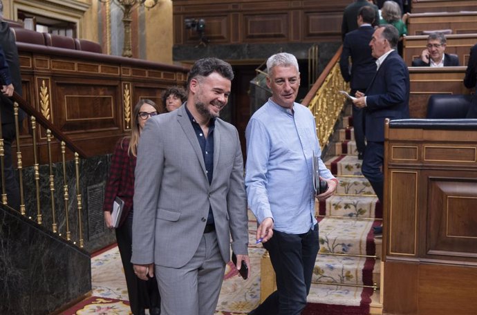 El portavoz de ERC en el Congreso, Gabriel Rufián (i), y el diputado de EH Bildu Oskar Matute (d), a su llegada a una sesión plenaria, en el Congreso de los Diputados, a 22 de octubre de 2024, en Madrid (España).