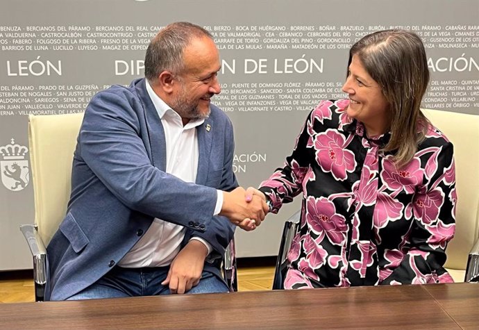 El presidente de la Diputación junto a la alcaldesa de Sahagún (León).