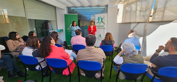 La delegada territorial de Inclusión Social, Juventud, Familias e Igualdad, Ruth Sarabia y la coordinadora del Instituto Andaluz de la Juventud (IAJ)