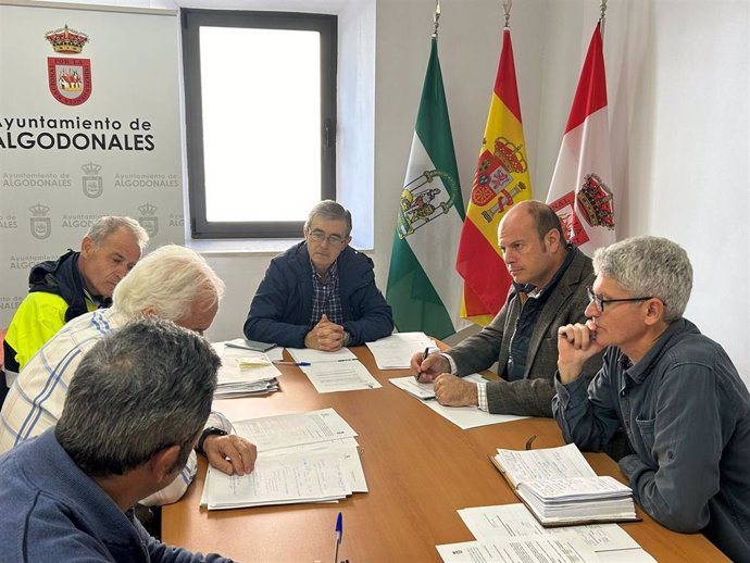 El delegado territorial de Sostenibilidad de la Junta de Andalucía en la provincia de Cádiz, Óscar Curtido, y el alcalde de Algodonales, Ángel Acuña, en una reunión de la comisión mixta por los montes públicos en esta localidad.