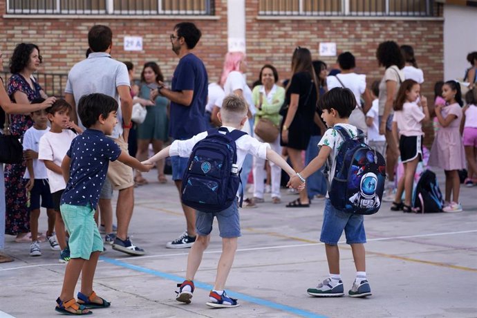 Archivo - Niños y padres hacen cola para entrar al colegio el primer día de clase tras la vacaciones de verano, a 10 de septiembre de 2024, en Málaga, Andalucía (España). (Foto de archivo).