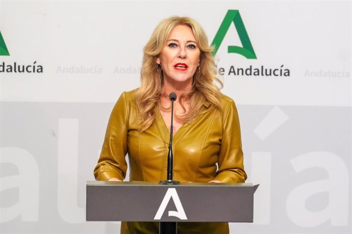 La consejera de Economía, Hacienda y Fondos Europeos y portavoz del Ejecutivo andaluz, Carolina España durante su intervención en la rueda de prensa posterior al consejo de gobierno.  A 19 de noviembre de 2024, en Sevilla (Andalucía, España). El Consejo d