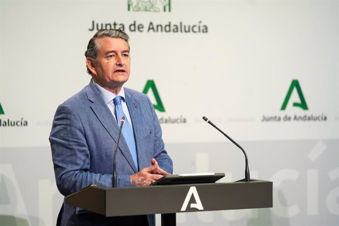 El consejero de la Presidencia, Interior, Diálogo Social y Simplificación Administrativa, Antonio Sanz durante su intervención en la rueda de prensa posterior al consejo de gobierno.  A 19 de noviembre de 2024, en Sevilla (Andalucía, España). El Consejo d