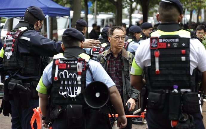 Imagen de archivo de una multitud a las afueras de un tribunal en Hong Kong.  