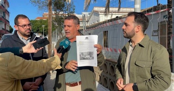 El secretario general del PSOE de Punta Umbría y adjunto a la Secretaría de Política Municipal del PSOE de Huelva, Jesús Ferrera, junto a otros miembros de la formación.