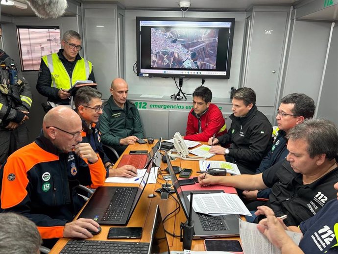 Reunión del Centro de Coordinación Operativa (CECOP) durante el simulacro realizado en una industria química en Guareña.