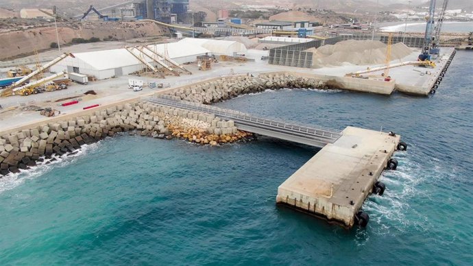 Conexión a tierra del duque de alba del Puerto de Carboneras (Almería).