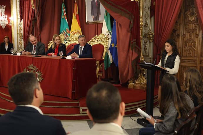 Alba García, ganadora del concurso '45 de 45' de Diputación, explicando su proyecto Parque Dragón.