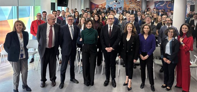 Isabel Díaz Ayuso visita la sede de Roche Informatics Madrid.