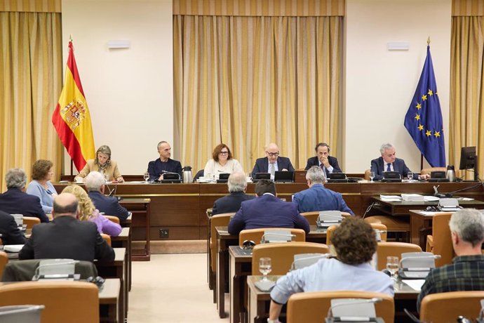 Varios diputados durante la Comisión de Hacienda y Función Pública, en el Congreso de los Diputados, a 18 de noviembre de 2024, en Madrid (España). 