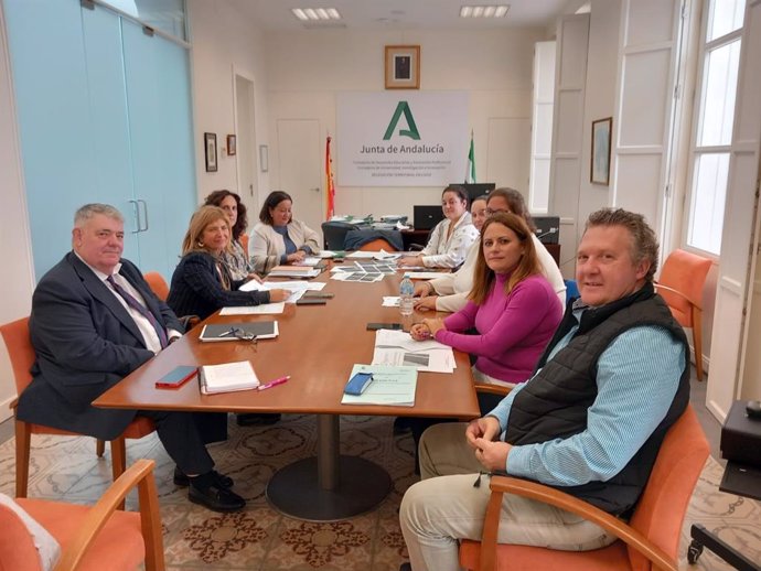 La delegada territorial de Desarrollo Educativo y Formación Profesional de la Junta de Andalucía en la provincia de Cádiz, Isabel Paredes, en una reunión con representantes del Ayuntamiento de San Roque y el CEIP Santa Rita