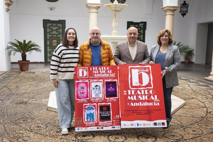 Emilio Martínez y Gabriel Duque (centro), con el cartel de la Bienal de Teatro Musical de Posadas.