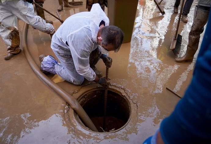 Un hombre realiza labores de limpieza, a 17 de noviembre de 2024, en Paiporta, Valencia