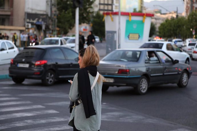 Archivo - Una mujer sin velo en la capital de Irán, Teherán