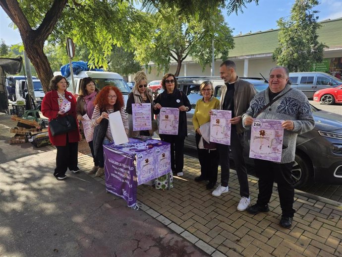 El concejal del PSOE en el Ayuntamiento de Córdoba Ángel Ortiz (2d) acompaña a la asociación Mujeres de Hoy en la mesa informativa.