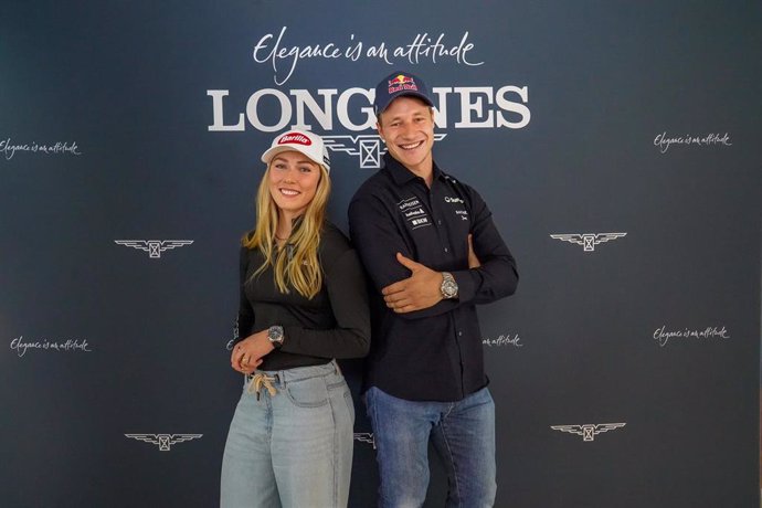 Los Embajadores Longines de Esquí Marco Odermatt y Mikaela Shiffrin posan con el cronógrafo Conquest, una edición limitada de 2025 ejemplares por el Mundial de alpino en Austria del próximo año.