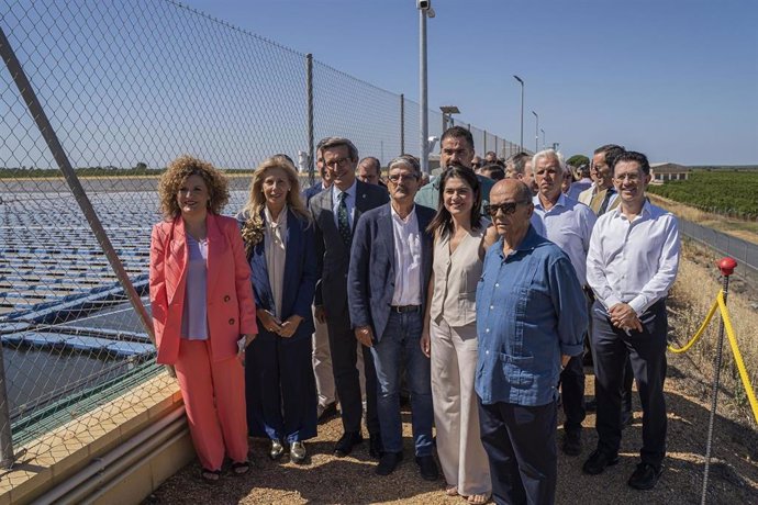 Archivo - El consejero de Industria, Jorge Paradela, en una imagen de archivo de la puesta en marcha de cuatro plantas fotovoltaicas para autoconsumo de la comunidad de regantes Sur-Andévalo.