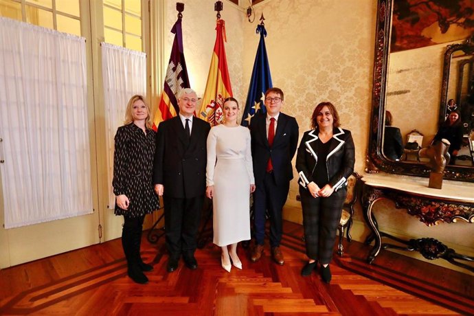 La presidenta del Govern, Marga Prohens, recibe en audiencia al embajador de Bélgica en Madrid