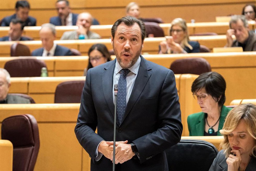 El ministro de Transportes y Movilidad Sostenible, Óscar Puente, durante la sesión plenaria del Senado, a 19 de noviembre de 2024, en Madrid (España). En la sesión de control al Gobierno la oposición realizará un total de 19 preguntas sobre la gestión d