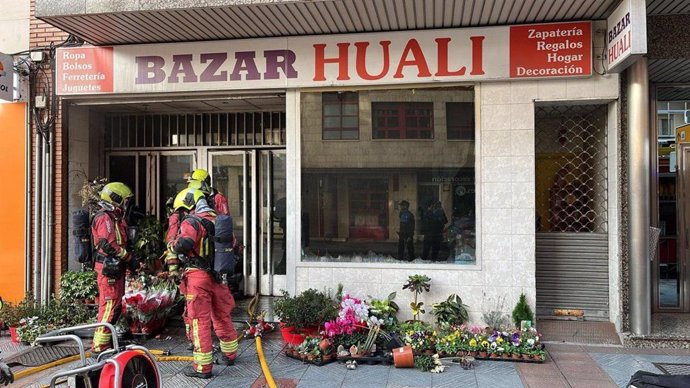 Efectivos de los Bomberos de León trabajando en la extinción del incendio declarado este martes