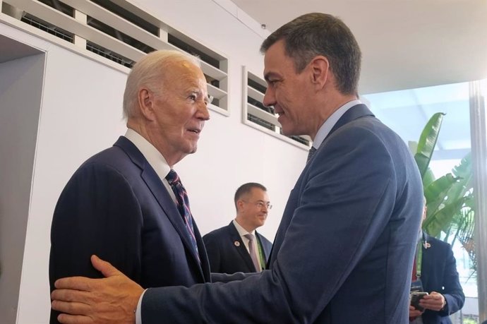 El presidente del Gobierno, Pedro Sánchez, saluda al presidente de Estados Unidos, Joe Biden, que entregará el poder al ganador de las elecciones Donald Trump