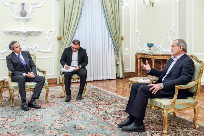 El presidente de Irán, Masud Pezeshkian, recibe en Teherán al director general del OIEA, Rafael Grossi