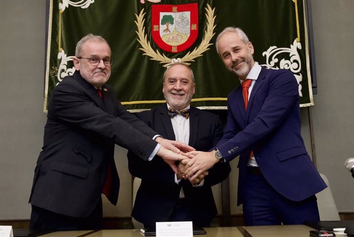 El rector de la UC, Ángel Pazos (i); el secretario de Estado de Universidades, Juan Cruz Cigudosa; y el consejero de Universidades, Sergio Silva (d)