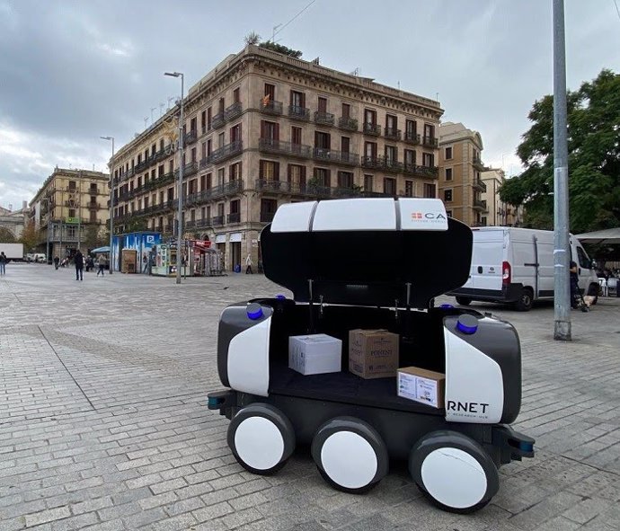 Investigadores de la Universitat Politècnica de Catalunya (UPC) ensayan con Ona, un robot autónomo de reparto de paquetería, en el entorno del Centre de Cultura y de Memòria del Born (CCBorn) de Barcelona