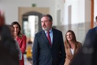 Espadas replica a la Junta que "saltarse las normas de contratación durante varios años sí es una decisión política"