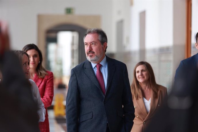 El secretario general del PSOE-A, Juan Espadas, en los pasillos del Parlamento andaluz. (Foto de archivo).