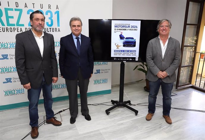 El teniente de alcaldesa en el Ayuntamiento de Jerez, Antonio Real, acompañado de Carlos Landín, responsable de la empresa Expoalia, y Juan Duarte, en representación de Motorsur.