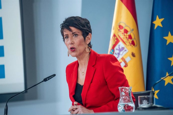 La ministra de Inclusión, Seguridad Social y Migraciones, Elma Saiz, durante la rueda de prensa tras el consejo de ministros, en el complejo de la Moncloa, a 19 de noviembre de 2024, en Madrid (España).