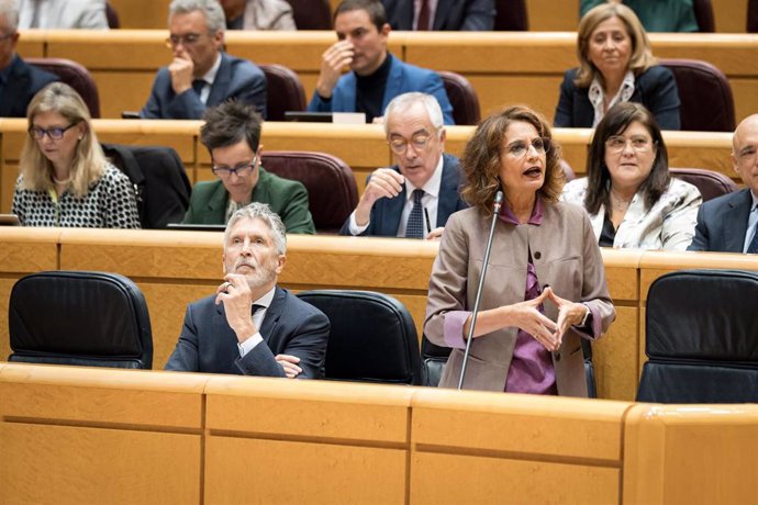 La vicepresidenta primera y ministra de Hacienda, María Jesús Montero, junto al ministro del Interior, Fernando Grande-Marlaska, en el Senado