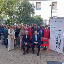 Imagen de la inauguración del "banco para compartir" de la avenida de la Cruz Roja