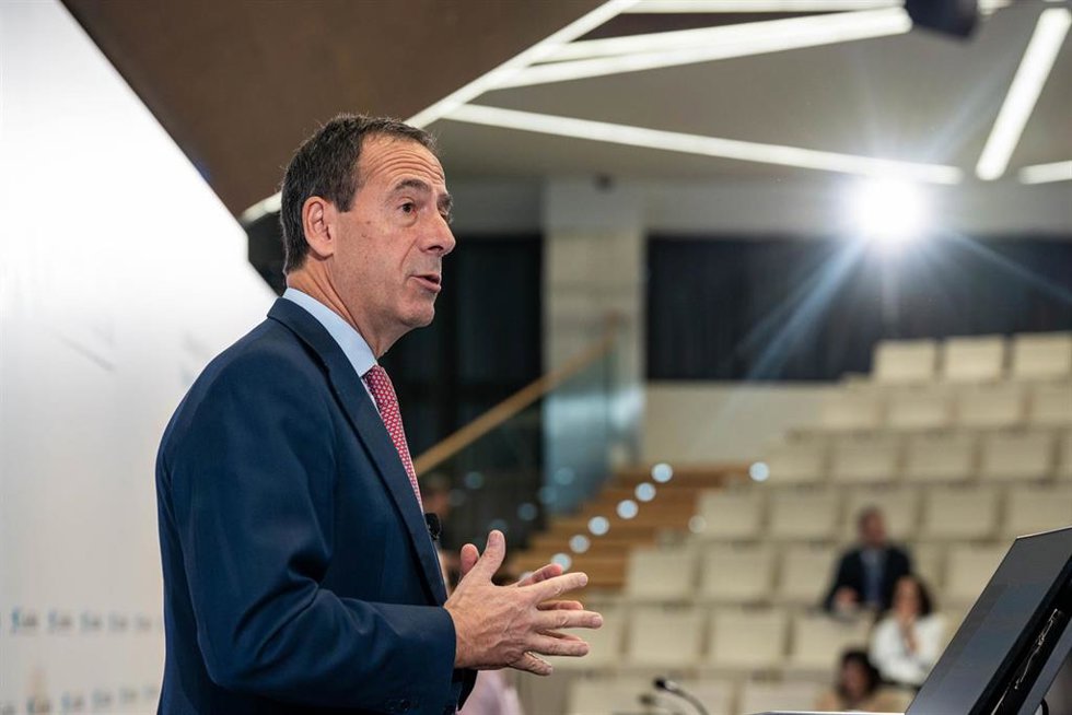 El CEO de Caixabank, Gonzalo Gortázar, interviene durante la presentación del Plan Estratégico 2025-2027 de Caixabank, en la sede de la entidad, a 19 de noviembre de 2024, en Madrid (España).