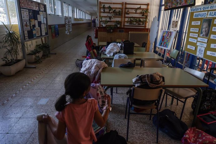 Varios niños vuelven a las clases en un colegio de València. 